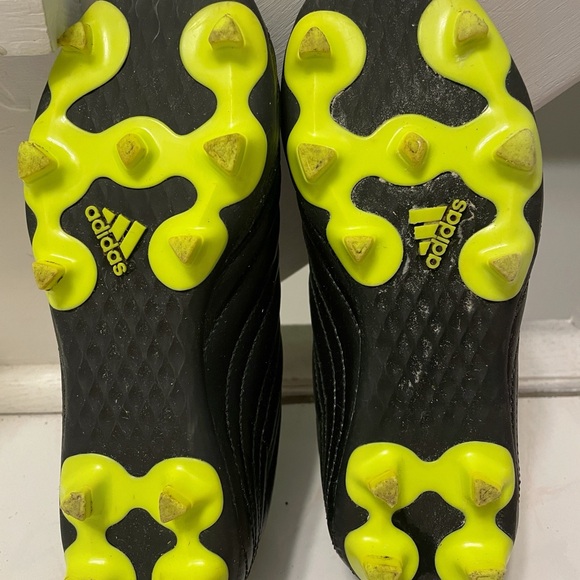 Kids’ Adidas Soccer Cleats - size 1Y - Picture 4 of 5